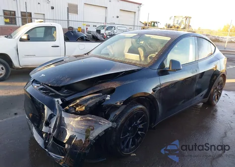 2022 Tesla Model Y Long Range Dual Motor All-Wheel Drive z USA, uszkodzony, nr VIN 7SAYGAEE1NF393351